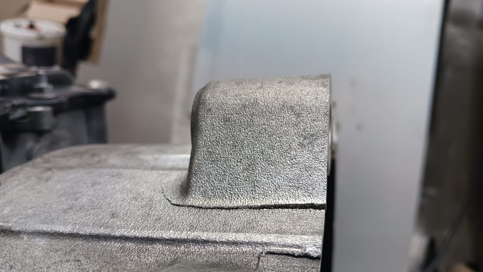 Accroche de culasse fissurée avant réparation soudure